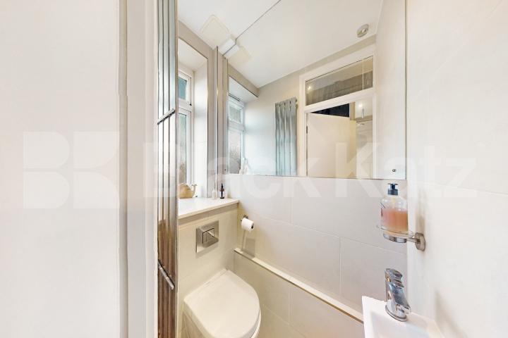 			LET , 2 Bedroom, 1 bath, 1 reception Apartment			 Enid Street, Bermondsey